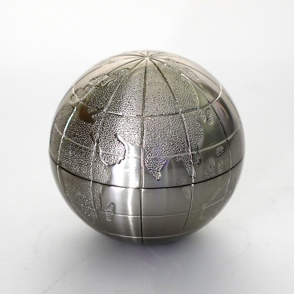 New in box Magnetic globe paperweight - Picture 2 of 5